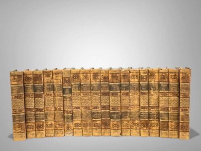 un groupe de vieux livres posés les uns sur les autres