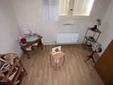 une petite pièce avec un plancher en bois et une fenêtre