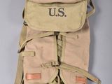 une image représentant un sac à dos orné d'un insigne de l'armée américaine
