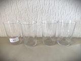 quatre verres posés les uns à côté des autres sur une table