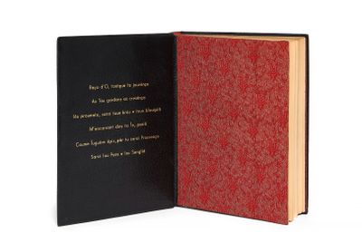 le livre est ouvert, dévoilant un poème sur la couverture