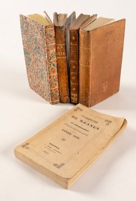 plusieurs vieux livres empilés sur une surface blanche