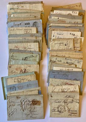 plusieurs vieux morceaux de papier sont empilés les uns sur les autres