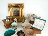 une photo montrant une collection d'objets anciens posés sur une table
