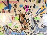 une photo d'un tableau sur le mur d'une salle de bain