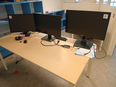 3 écrans divers : ASUS KOORUIC - ACER 223W à l'étage - VENDU…