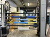 un garage rempli d'une multitude d'équipements de toutes sortes