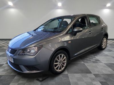 une voiture grise garée dans un garage au sol en damier