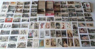 beaucoup de vieilles cartes postales sur la table