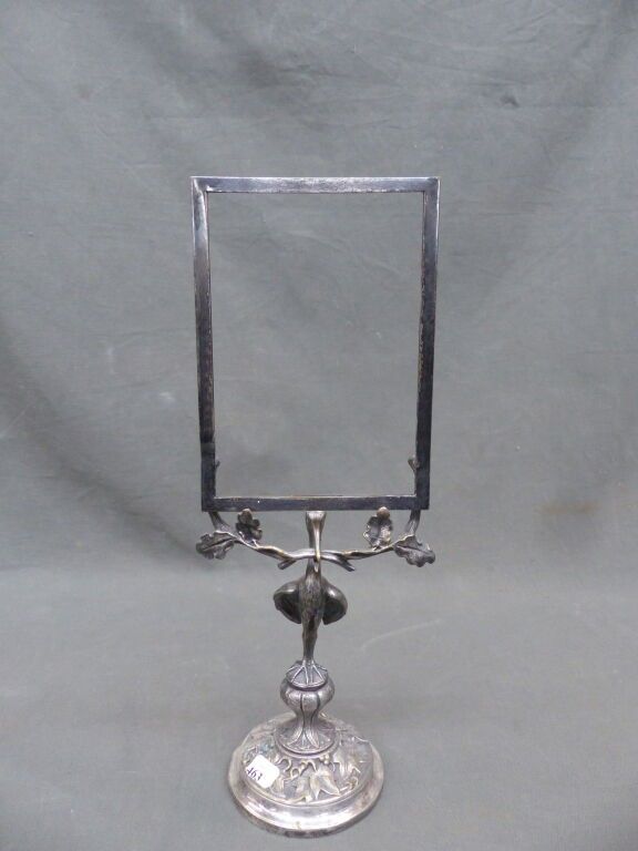 Porte-menu en métal argenté à motif d'une cigogne tenant dans son bec le cadre, piédouche ciselé de feuilles de vigne...