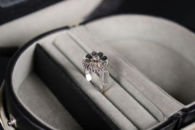 une bague dans un écrin posé sur une table
