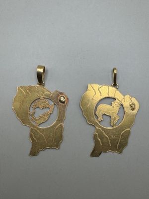 Deux pendentifs en or jaune 750 millièmes cartes de Guyane P… - Photo 1