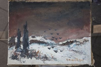un tableau représentant un paysage enneigé avec des oiseaux volant dans le ciel