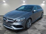 une Mercedes CLA argentée garée dans une grande pièce