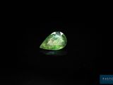 des tourmalines vertes sur fond noir