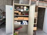 une grande armoire remplie d'objets, dans un garage