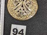 une photo d'un pendentif en or serti de diamants