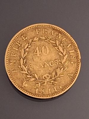 gros plan d'une pièce d'or sur une surface noire