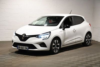 la voiture blanche est garée dans le garage sur le sol en damier