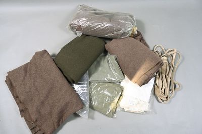 SURPLUS. FRANCE. Matériel de couchage, duvets, sacs, couvert…