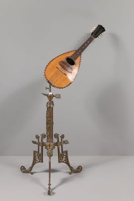 un instrument de musique posé sur un support, sur une surface blanche