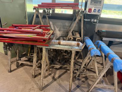 une table sur laquelle se trouvent plusieurs objets différents
