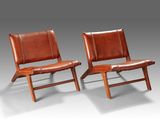 paire de fauteuils de salon en cuir avec des pieds en bois