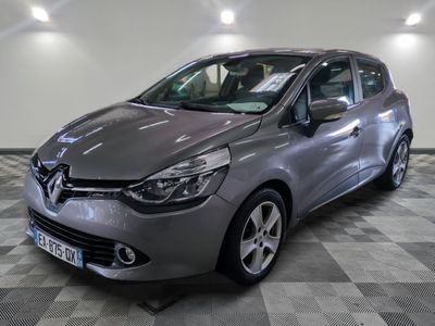 la voiture grise est garée sur un sol en damier dans le garage