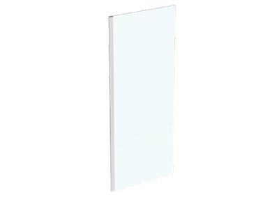 une photo d'un miroir de salle de bains accroché à un mur blanc