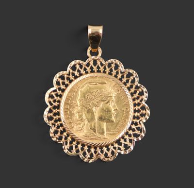 un pendentif en forme de pièce d'or représentant une tête de femme au centre