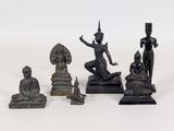 de nombreuses statues posées sur une surface blanche