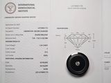 un diamant posé sur une feuille de papier, avec une étiquette de prix accrochée dessus