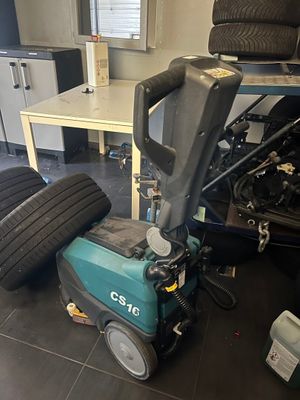 une machine posée sur le sol à côté d'une chaise