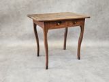 une petite table en bois avec un tiroir