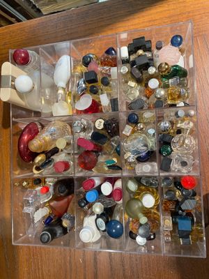 BOITE PLASTIQUE contenant des miniatures de parfum - Photo 1