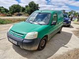 une camionnette verte garée sur le bord de la route