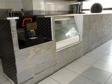 un comptoir avec une vitrine au milieu