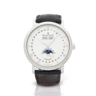 une image d'un gros plan d'une montre-bracelet sur une surface blanche