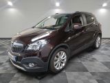 Le SUV Buick marron est garé sur un sol en carrelage à damier.