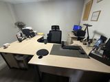 un bureau sur lequel se trouvent un ordinateur portable et un moniteur