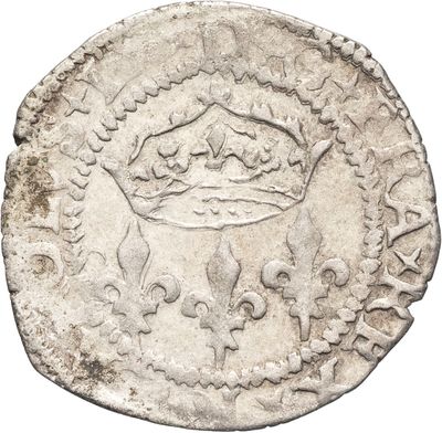Gros plan sur une pièce de monnaie ornée d'une couronne