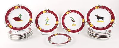 six assiettes rouges et blanches ornées d'illustrations représentant des personnes et des animaux
