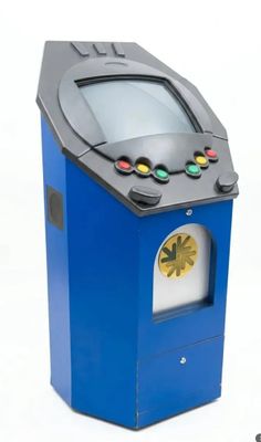 une machine bleue posée sur une surface blanche