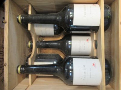 trois bouteilles de vin dans un coffret en bois