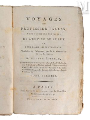 un vieux livre ouvert, dont une page de texte apparaît sur fond blanc