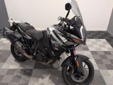une moto garée sur un sol en damier