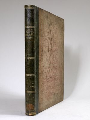 un vieux livre posé sur une surface blanche
