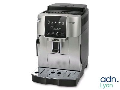 gros plan d'une machine à café sur fond blanc