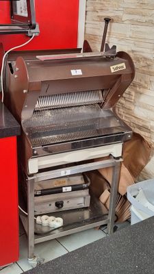 une photo d'un grill dans une cuisine avec une armoire rouge