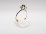 gros plan d'une bague en diamant sur une surface blanche